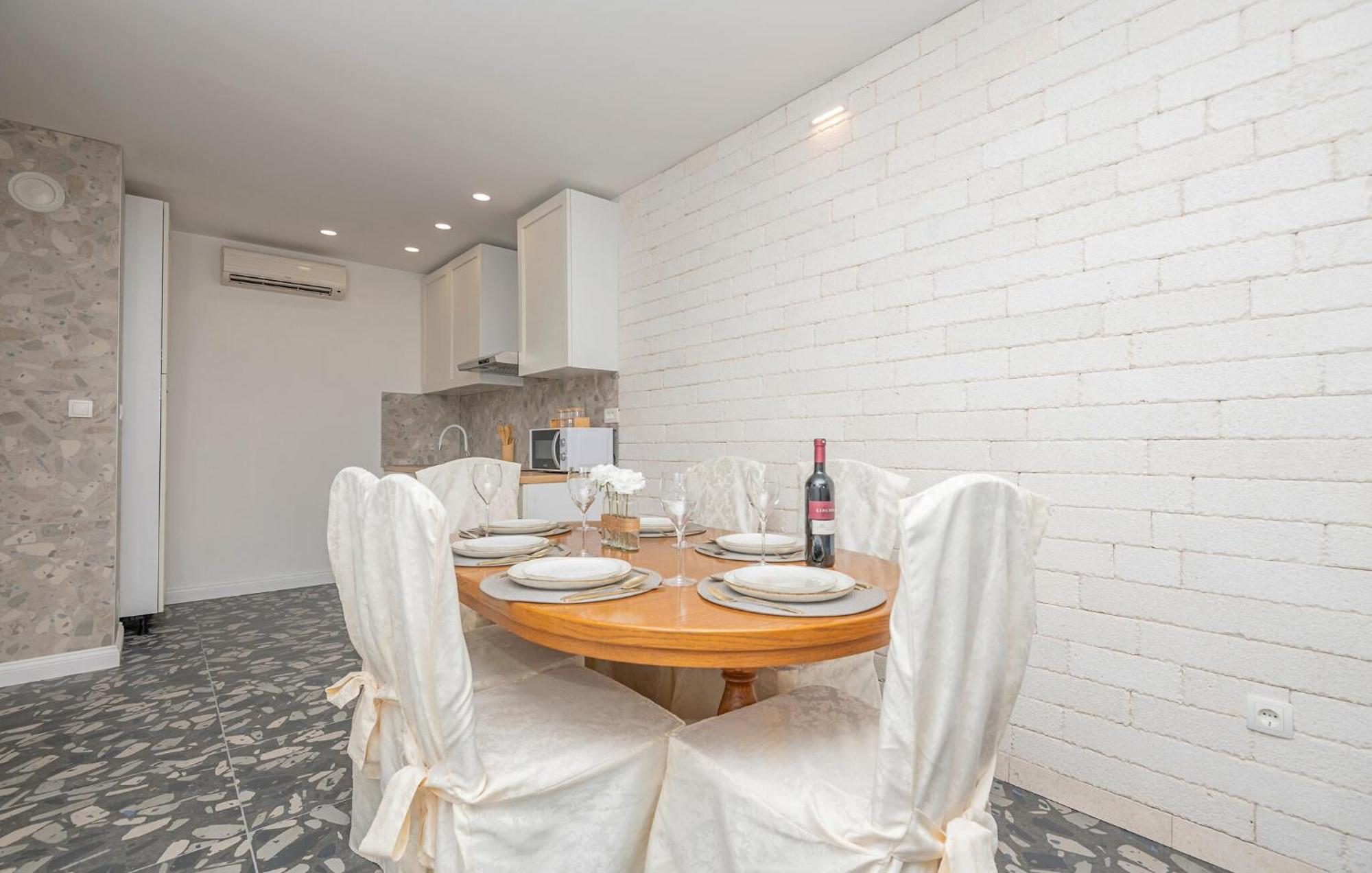 Cozy Apartment In Makarska With Kitchen Exterior foto