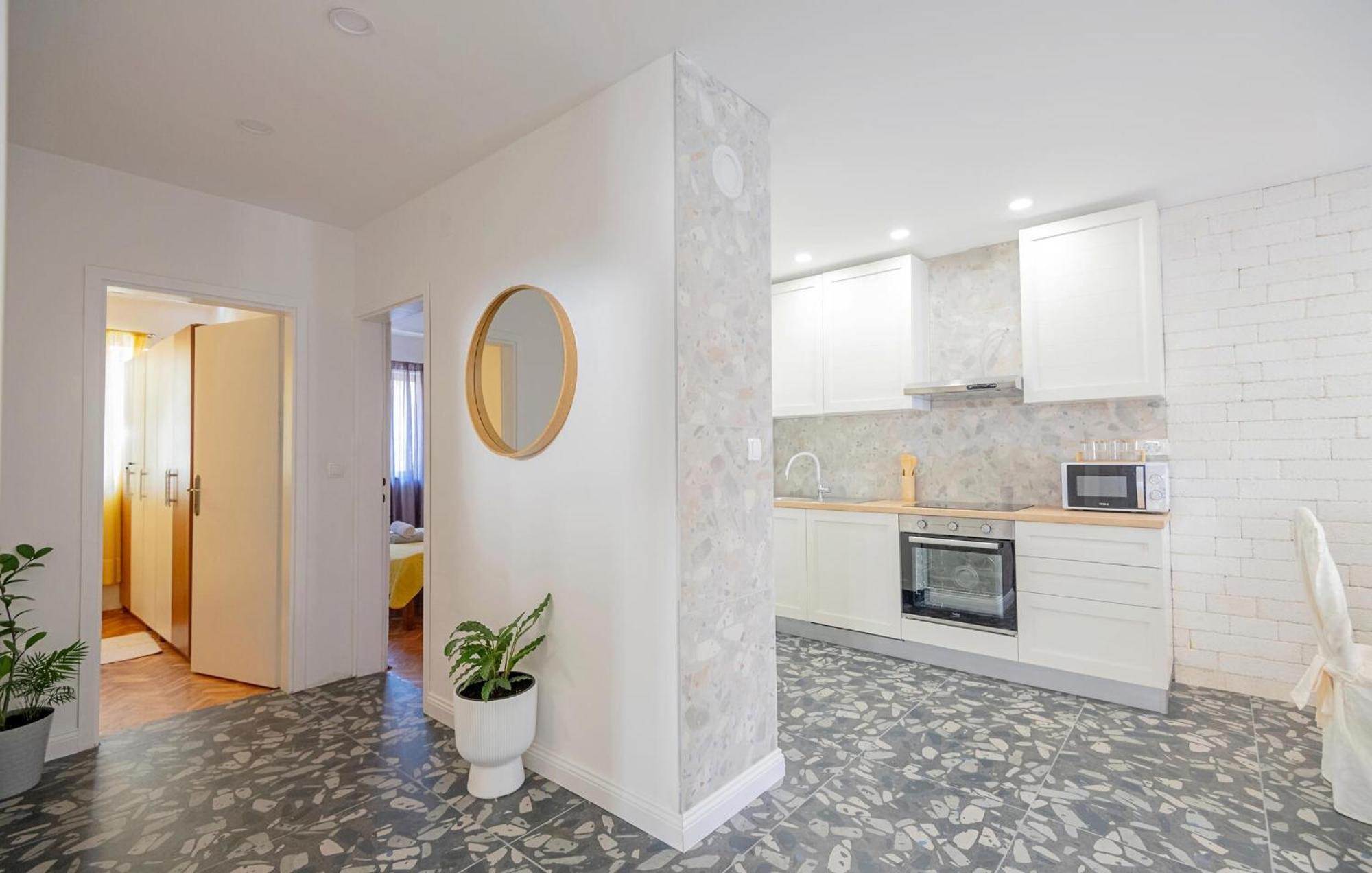 Cozy Apartment In Makarska With Kitchen Exterior foto