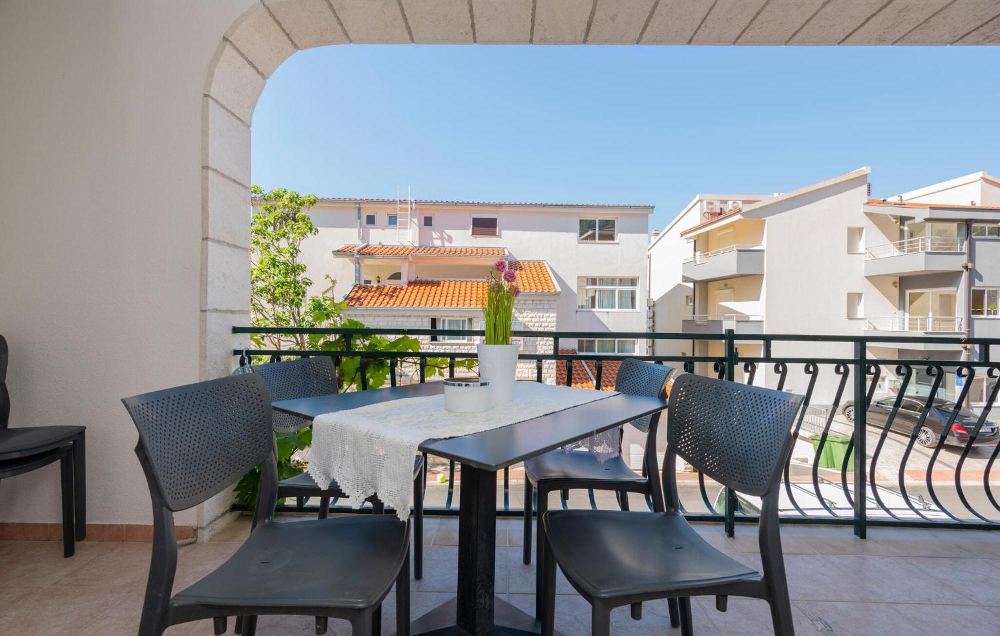 Cozy Apartment In Makarska With Kitchen Exterior foto